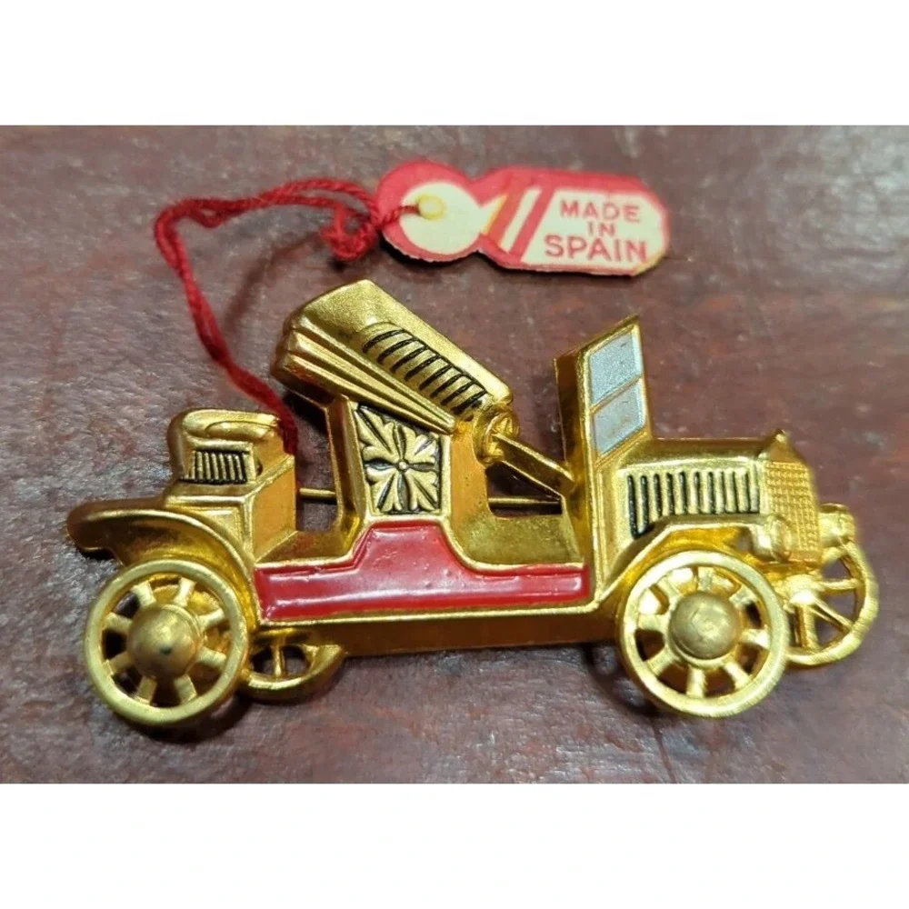Nos VINTAGE GOLD TONE DAMASCENE ANTIQUE CAR PIN BROOCH MARKED SPAIN ESTATE